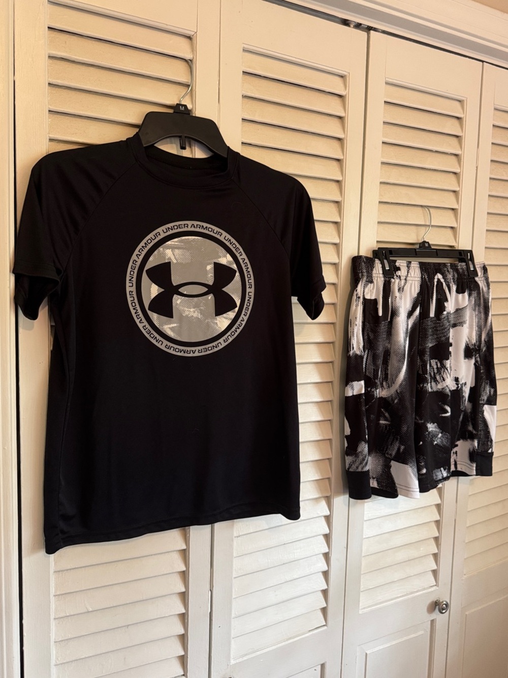 Under Armour Black Short Sleeve Tee with Gray Logo Circle Youth Large